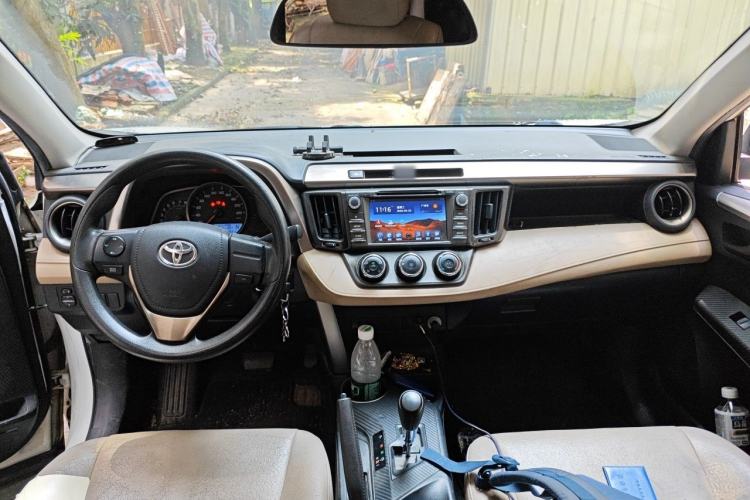 Used Toyota RAV4 2013 2.0L CVT Two-Wheel Drive Urban Edition Center Console