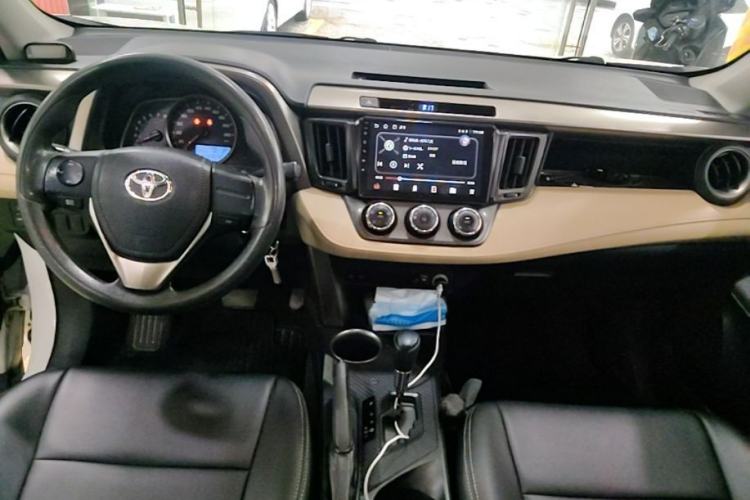 Used Toyota RAV4 2013 2.0L CVT Two-Wheel Drive Urban Edition Center Console