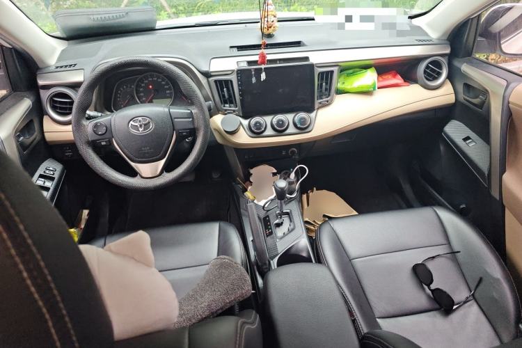 Used Toyota RAV4 2013 2.0L CVT Two-Wheel Drive Urban Edition Center Console