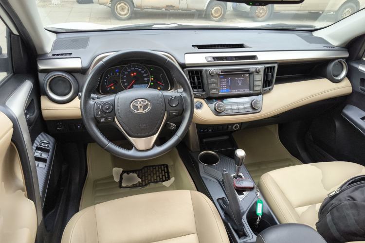 Used Toyota RAV4 2013 2.5L Automatic 4x4 Elite Edition Center Console