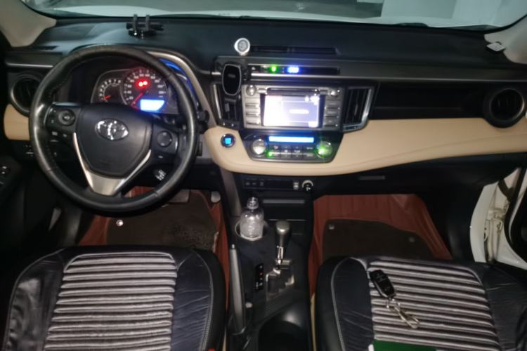 Used Toyota RAV4 2013 2.5L Automatic 4x4 Elite Edition Center Console