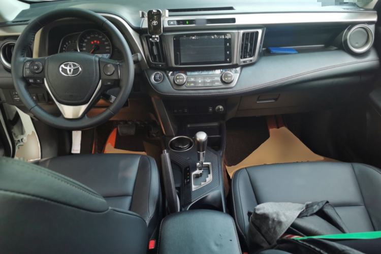 Used Toyota RAV4 2013 2.5L Automatic 4x4 Elite Edition Center Console