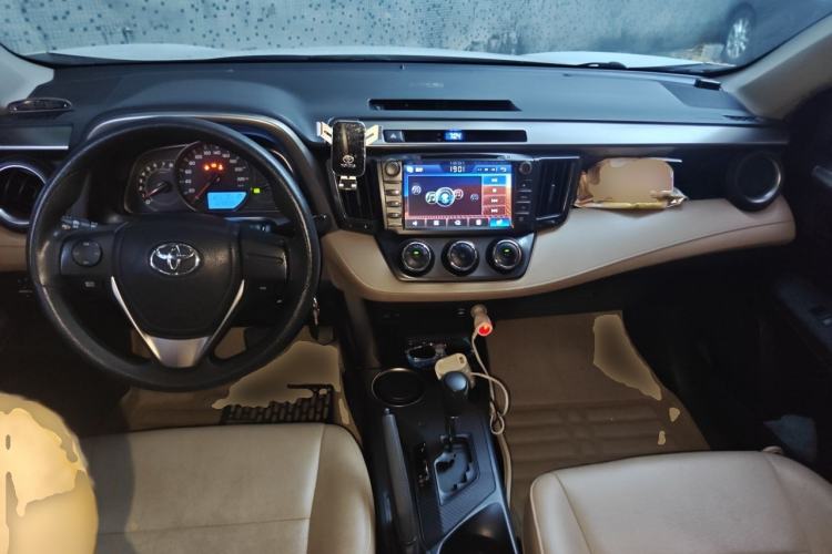 Used Toyota RAV4 2013 2.0L CVT Two-Wheel Drive Urban Edition Center Console