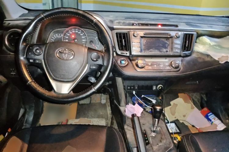 Used Toyota RAV4 2013 2.5L Automatic 4x4 Elite Edition Center Console