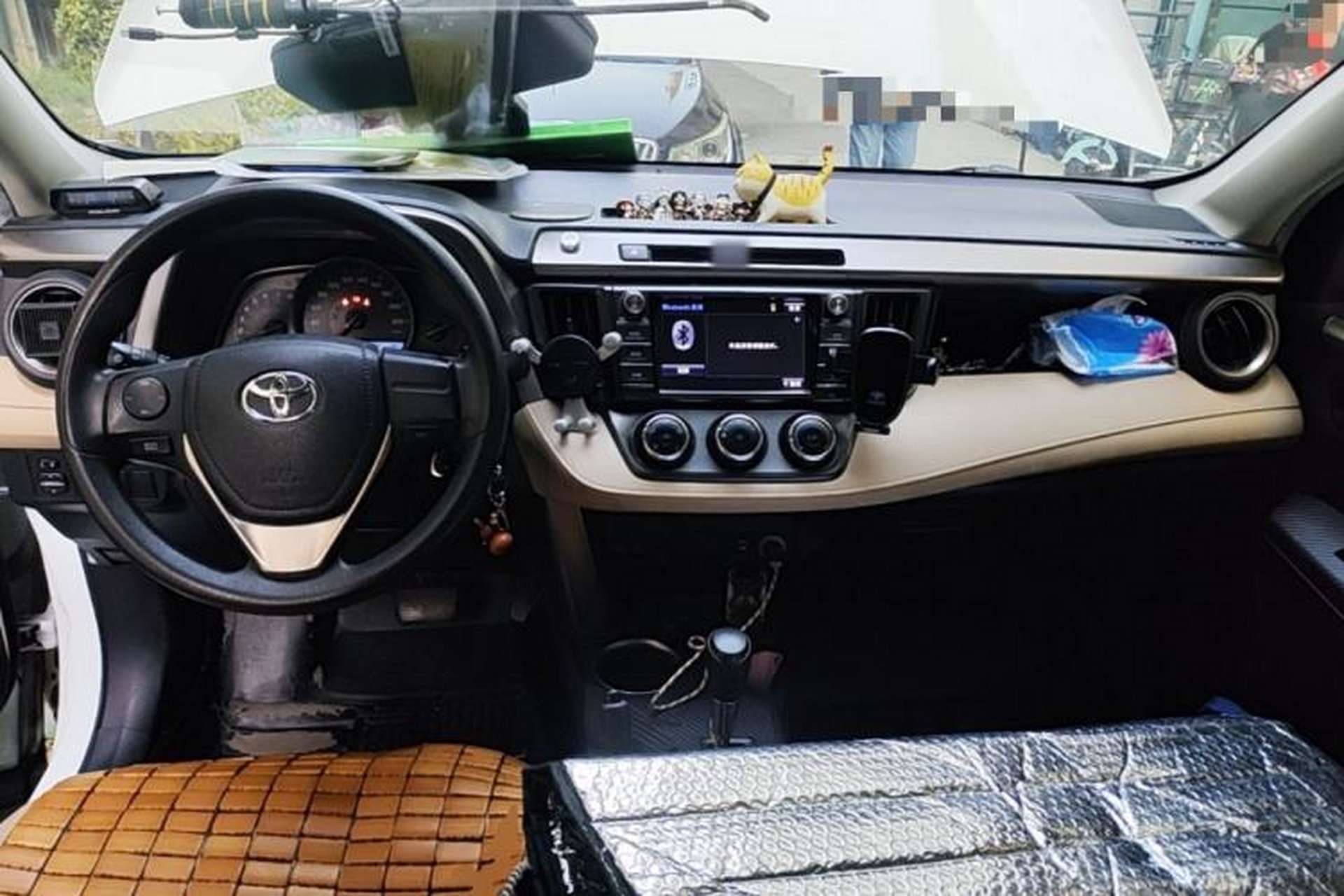 Used Toyota RAV4 2013 2.0L CVT Two-Wheel Drive Urban Edition Center Console