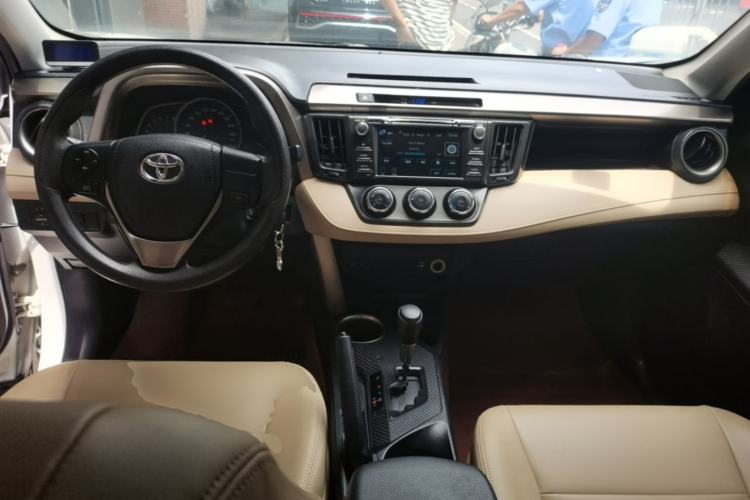 Used Toyota RAV4 2013 2.0L CVT Two-Wheel Drive Urban Edition Center Console