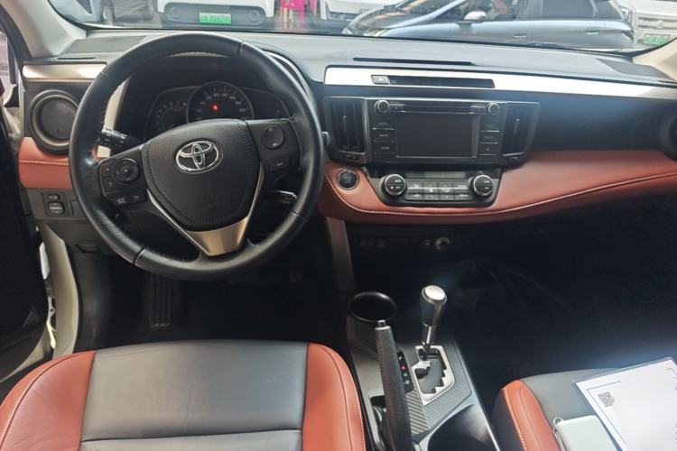 Used Toyota RAV4 2013 2.5L Automatic 4x4 Elite Edition Center Console
