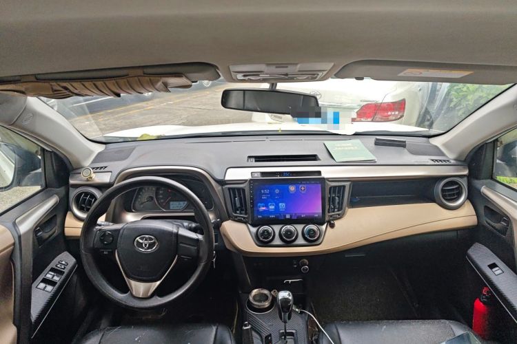 Used Toyota RAV4 2013 2.0L CVT Two-Wheel Drive Urban Edition Center Console