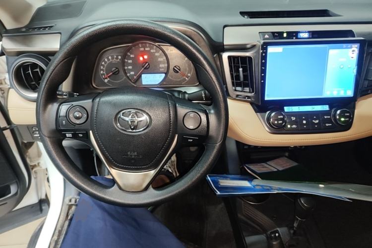 Used Toyota RAV4 2013 2.0L CVT Four-Wheel Drive Fashion Edition Center Console