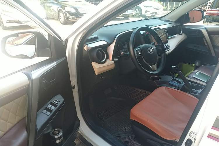 Used Toyota RAV4 2013 2.0L CVT Two-Wheel Drive Urban Edition Driver Seat