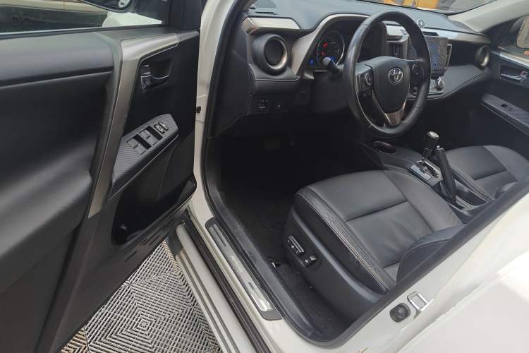 Used Toyota RAV4 2013 2.5L Automatic 4x4 Luxury Edition Driver Seat