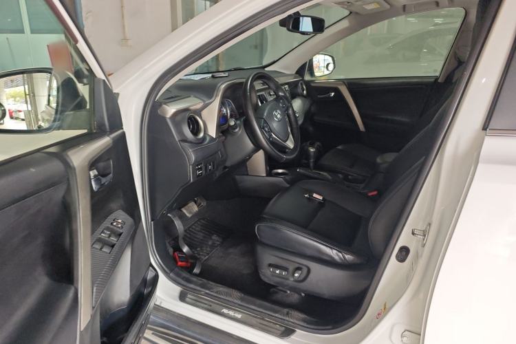 Used Toyota RAV4 2013 2.5L Automatic 4x4 Luxury Edition Driver Seat
