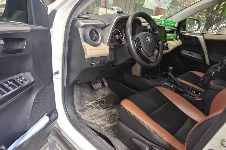 Used Toyota RAV4 2013 2.0L CVT Two-Wheel Drive Urban Edition Driver Seat