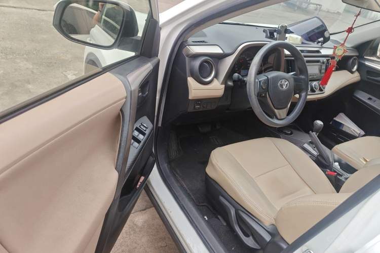 Used Toyota RAV4 2013 2.0L CVT Two-Wheel Drive Urban Edition Driver Seat