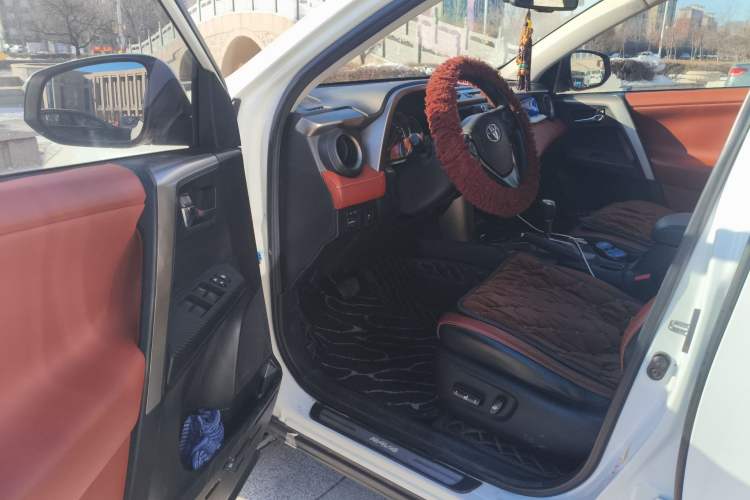 Used Toyota RAV4 2013 2.5L Automatic 4x4 Luxury Edition Driver Seat