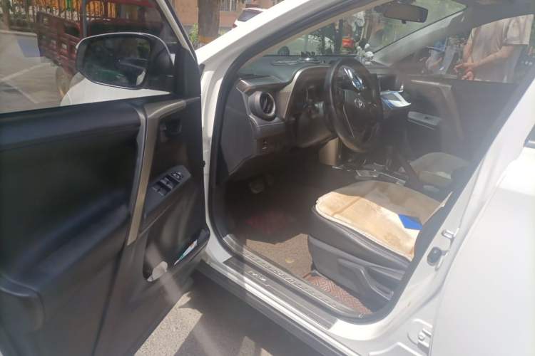 Used Toyota RAV4 2013 2.0L CVT Four-Wheel Drive Fashion Edition Driver Seat