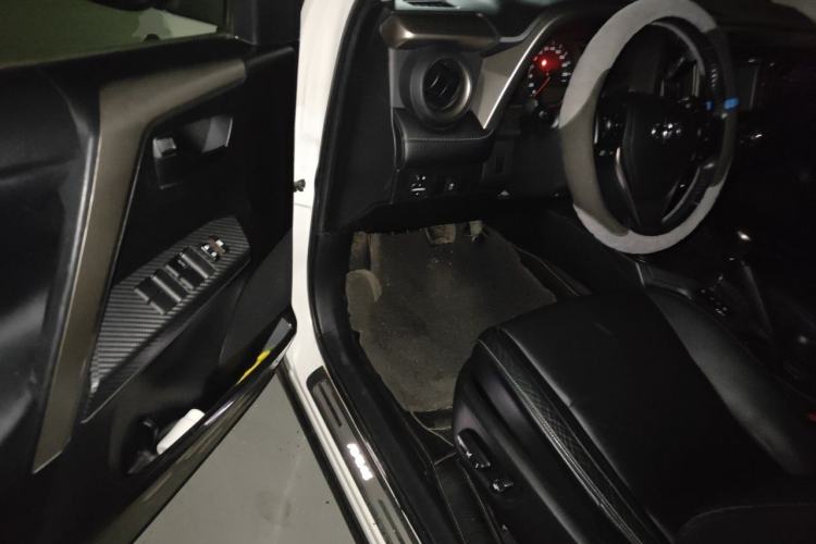 Used Toyota RAV4 2013 2.5L Automatic 4x4 Elite Edition Driver Seat