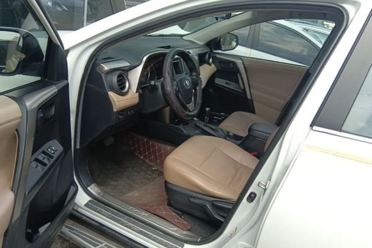 Used Toyota RAV4 2013 2.0L CVT Two-Wheel Drive Urban Edition Driver Seat