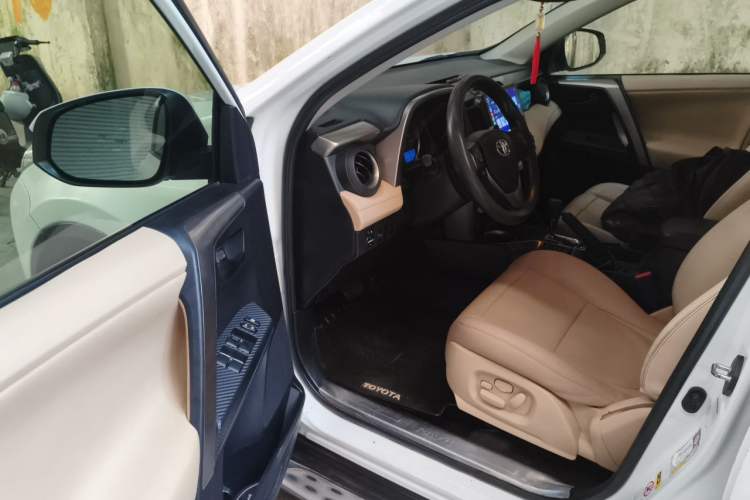 Used Toyota RAV4 2013 2.0L CVT Two-Wheel Drive Urban Edition Driver Seat