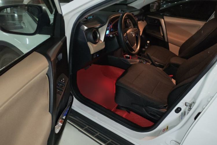 Used Toyota RAV4 2013 2.0L CVT Two-Wheel Drive Urban Edition Driver Seat