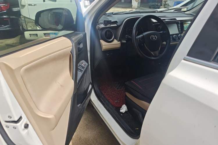 Used Toyota RAV4 2013 2.0L CVT Two-Wheel Drive Urban Edition Driver Seat