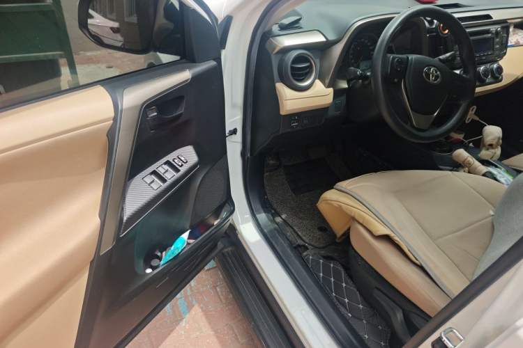 Used Toyota RAV4 2013 2.0L CVT Two-Wheel Drive Urban Edition Driver Seat