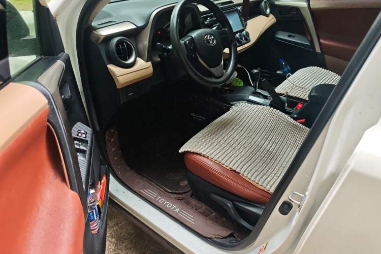Used Toyota RAV4 2013 2.0L CVT Two-Wheel Drive Urban Edition Driver Seat