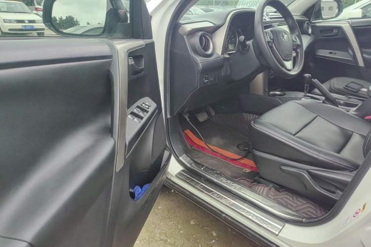 Used Toyota RAV4 2013 2.0L CVT Four-Wheel Drive Fashion Edition Driver Seat