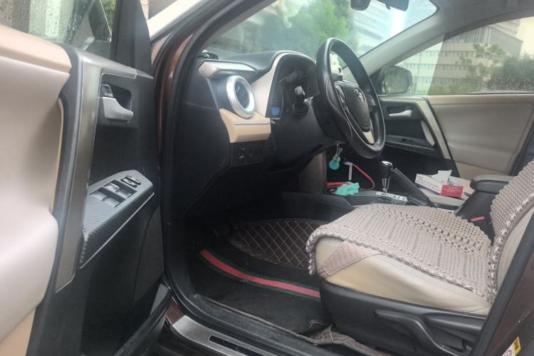 Used Toyota RAV4 2013 2.0L CVT Two-Wheel Drive Urban Edition Driver Seat