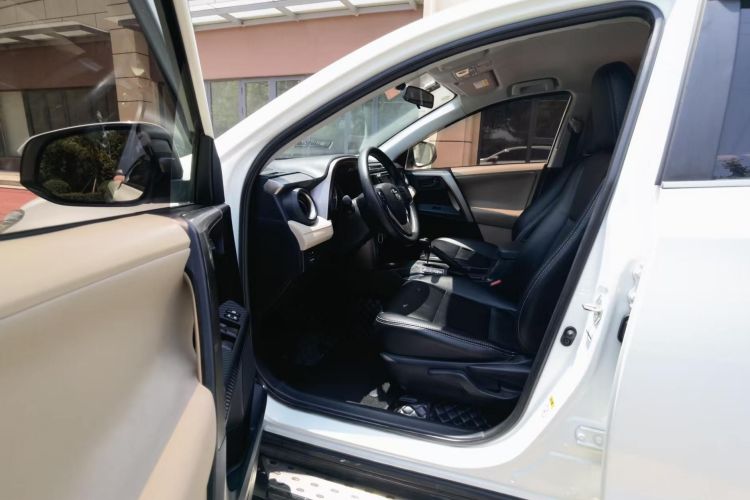 Used Toyota RAV4 2013 2.0L CVT Two-Wheel Drive Urban Edition Driver Seat