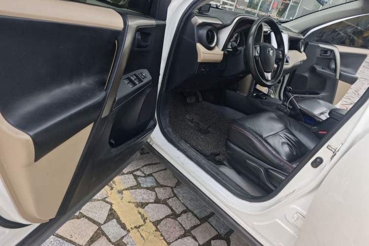 Used Toyota RAV4 2013 2.0L CVT Two-Wheel Drive Urban Edition Driver Seat