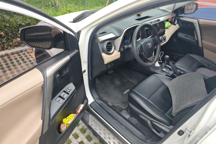 Used Toyota RAV4 2013 2.0L CVT Two-Wheel Drive Urban Edition Driver Seat