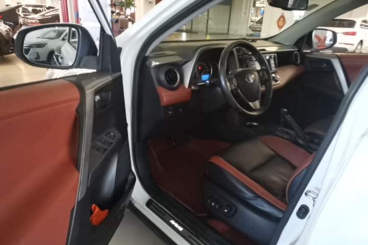 Used Toyota RAV4 2013 2.5L Automatic 4x4 Elite Edition Driver Seat