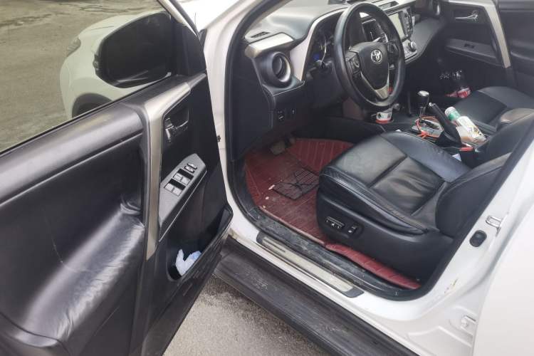 Used Toyota RAV4 2013 2.5L Automatic 4x4 Luxury Edition Driver Seat
