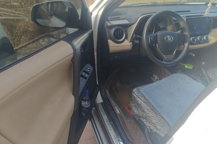 Used Toyota RAV4 2013 2.0L CVT Two-Wheel Drive Urban Edition Driver Seat