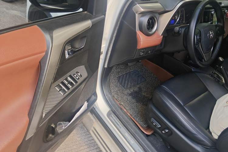 Used Toyota RAV4 2013 2.5L Automatic 4x4 Luxury Edition Driver Seat