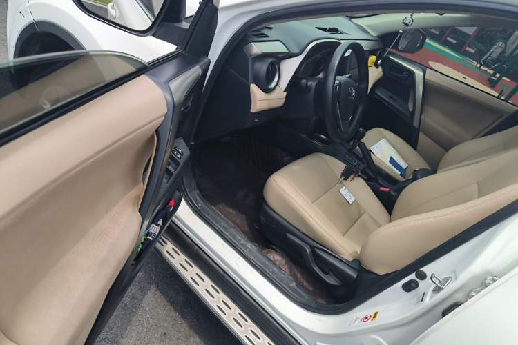 Used Toyota RAV4 2013 2.0L CVT Two-Wheel Drive Urban Edition Driver Seat