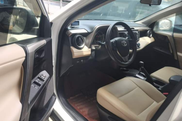 Used Toyota RAV4 2013 2.0L CVT Two-Wheel Drive Urban Edition Driver Seat