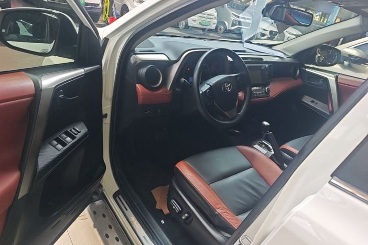 Used Toyota RAV4 2013 2.5L Automatic 4x4 Elite Edition Driver Seat