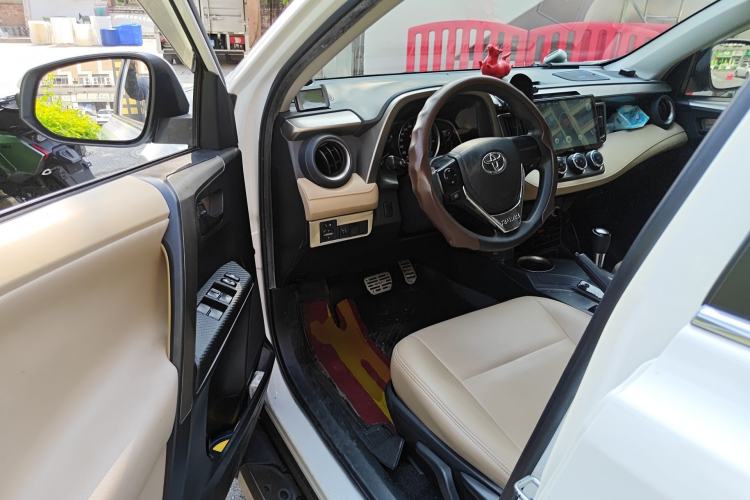 Used Toyota RAV4 2013 2.0L CVT Two-Wheel Drive Urban Edition Driver Seat