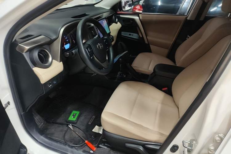 Used Toyota RAV4 2013 2.0L CVT Four-Wheel Drive Fashion Edition Driver Seat