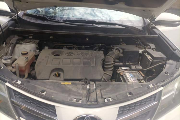 Used Toyota RAV4 2013 2.0L CVT Four-Wheel Drive Fashion Edition Engine Bay