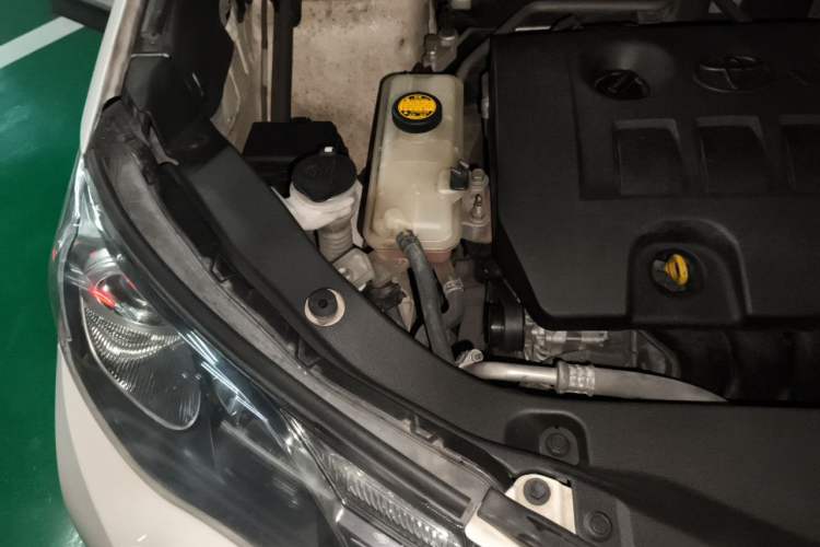 Used Toyota RAV4 2013 2.0L CVT Two-Wheel Drive Urban Edition Engine Bay Right