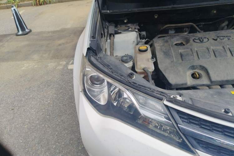 Used Toyota RAV4 2013 2.0L CVT Four-Wheel Drive Fashion Edition Engine Bay Right