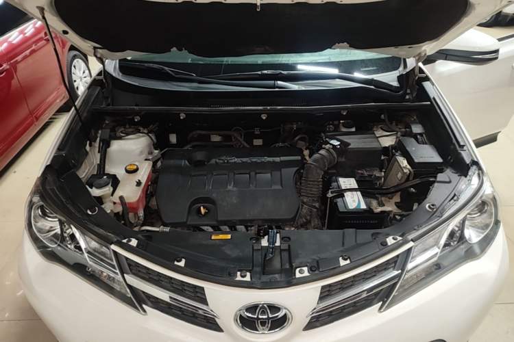 Used Toyota RAV4 2013 2.0L CVT Four-Wheel Drive Fashion Edition Engine Bay