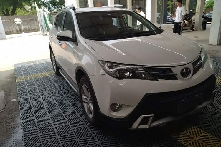 Used Toyota RAV4 2013 2.0L CVT Four-Wheel Drive New Edition Front Right 45 Deg