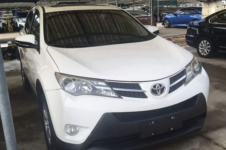 Used Toyota RAV4 2013 2.0L CVT Four-Wheel Drive New Edition Front Right 45 Deg