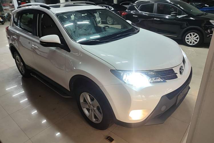 Used Toyota RAV4 2013 2.0L CVT Four-Wheel Drive Fashion Edition Front Right 45 Deg