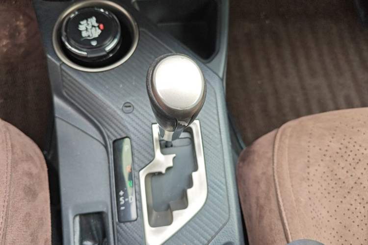 Used Toyota RAV4 2013 2.5L Automatic 4x4 Elite Edition Gear Lever