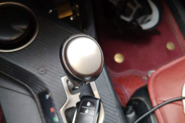 Used Toyota RAV4 2013 2.5L Automatic 4x4 Elite Edition Gear Lever